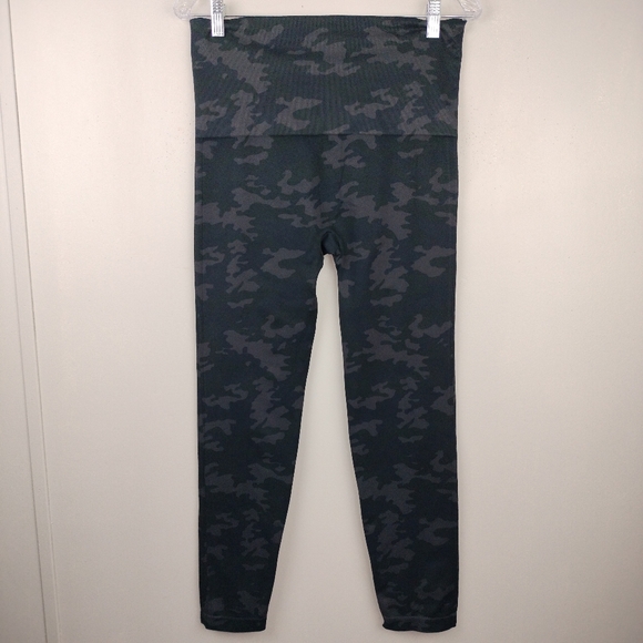 NWOT SPANX High Waisted Look At Me Now Seamless Leggings in Black Camo Sz. 2X - Picture 5 of 6